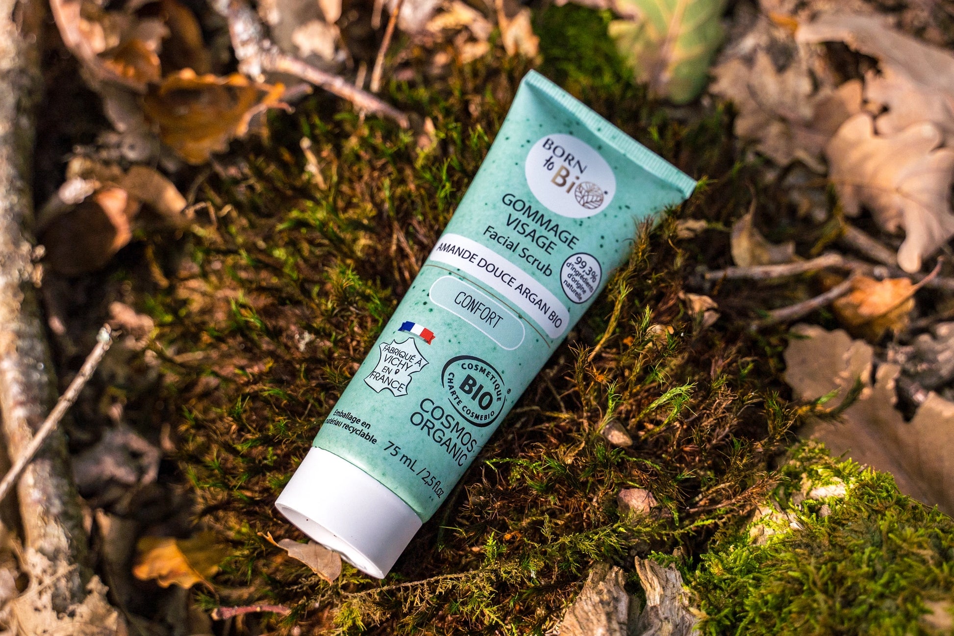 Textura de creme esfoliante facial com po de caroco de damasco bio Born to Bio