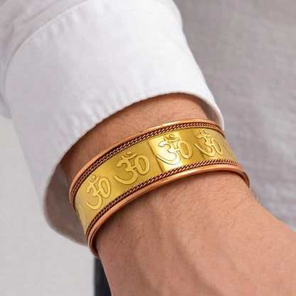 Braçadeira Om em Cobre e Latão – Pulseira Espiritual de Proteção e Energia