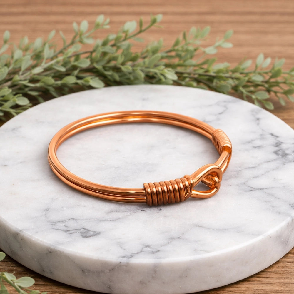 Pulseira de cobre puro para homem tipo braçadeira. Bracelete magnética ajustável com fecho de segurança e acabamento rústico em metal sólido para equilíbrio e bem-estar."