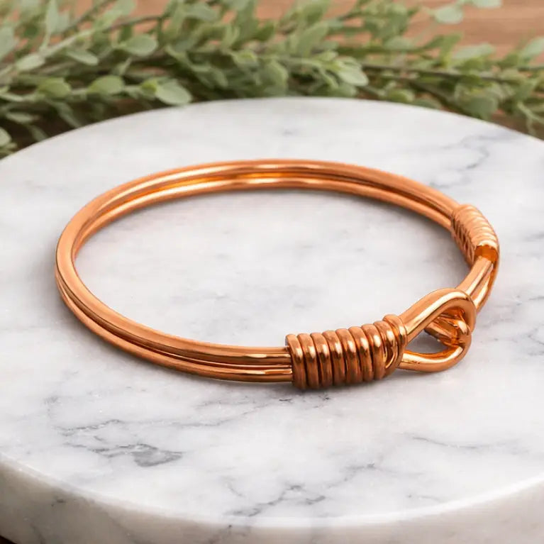 Pulseira de cobre em mola larga com fecho de gancho para homem num pulso largo