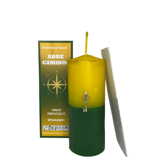  Velão Abre Caminhos de São Jorge ritualizado com uma chave amuleto de metal e folheto de oração ao lado.