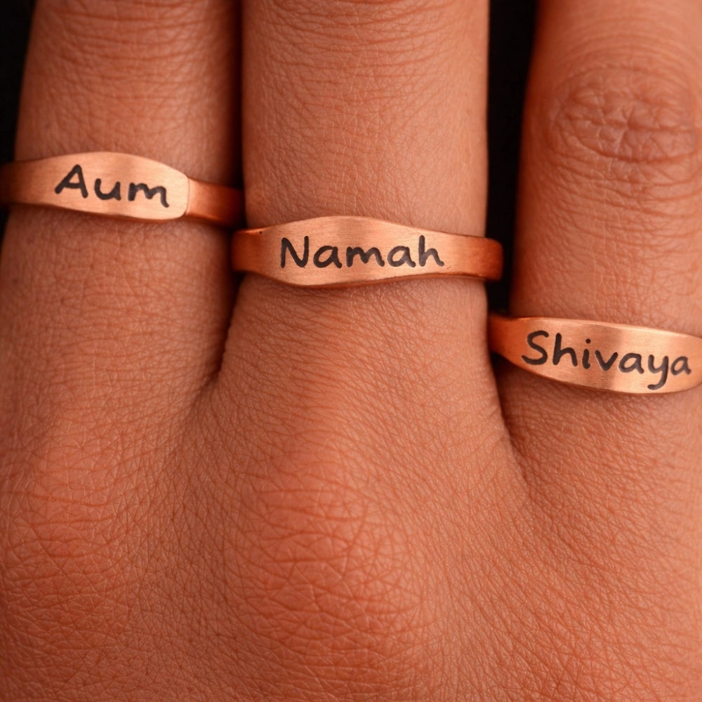 Conjunto de 3 anéis de cobre puro com mantra Aum Namah Shivaya gravado. Anéis espirituais ajustáveis de origem indiana, ideais para prática de yoga, meditação e equilíbrio energético