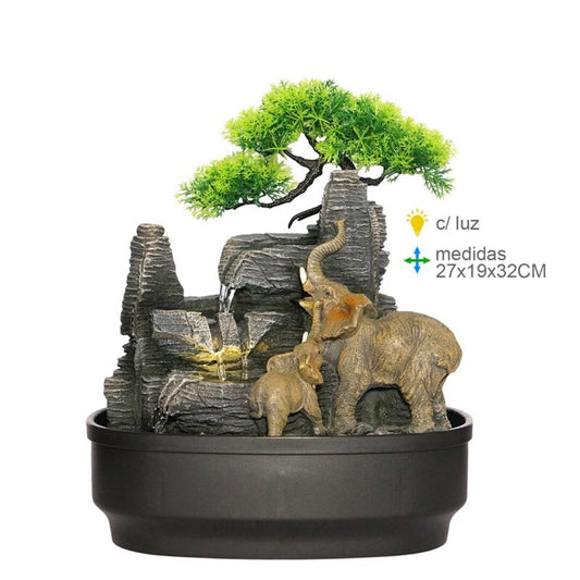  Fonte de água decorativa em resina mostrando uma mãe elefante e o seu bebé junto a uma cascata sob uma árvore verde