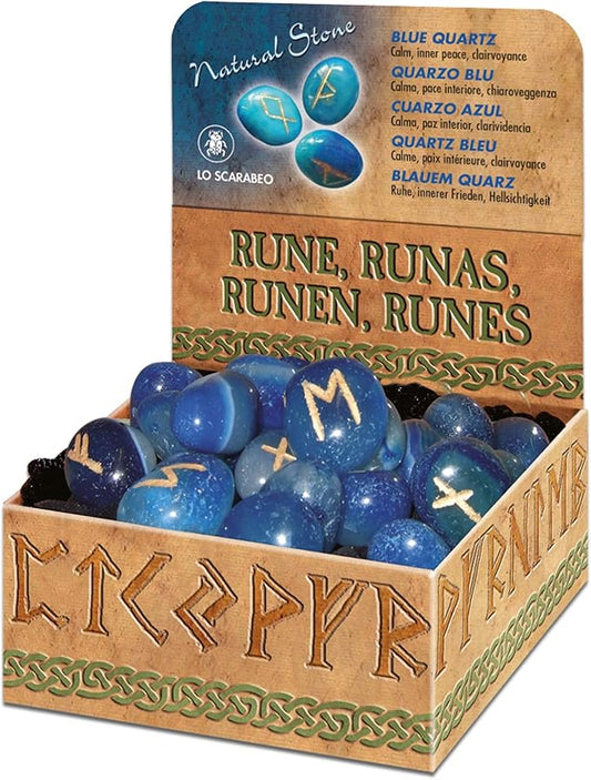 Conjunto de runas Futhark gravadas em pedras de quartzo azul natural dispostas em círculo.