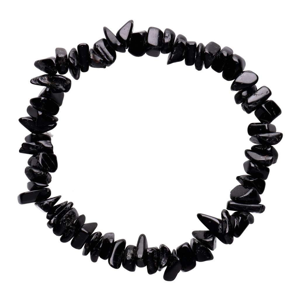Pulseira elástica unissexo feita com chips de pedra natural Turmalina Negra polida de tom preto opaco e profundo sobre uma superfície clara.