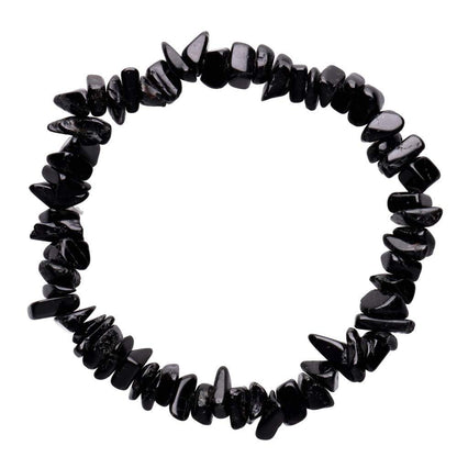 Pulseira elástica unissexo feita com chips de pedra natural Turmalina Negra polida de tom preto opaco e profundo sobre uma superfície clara.