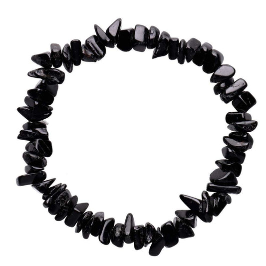 Pulseira elástica unissexo feita com chips de pedra natural Turmalina Negra polida de tom preto opaco e profundo sobre uma superfície clara.