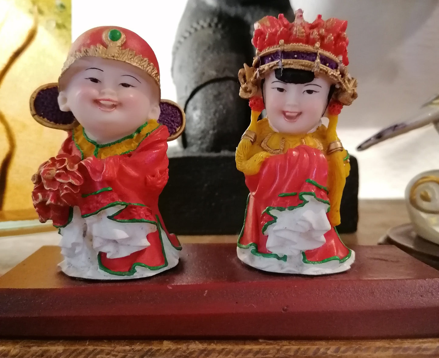 Happy Chinese Couple - Estátua de Feng Shui do Casal da Felicidade com Vestes Coloridas