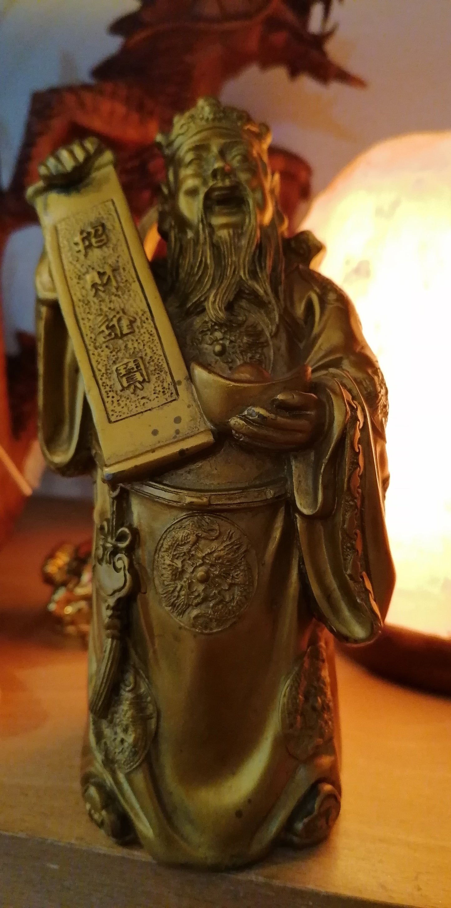 Caishen – Deus da Riqueza em Estátua Dourada com Lingote e Pergaminho