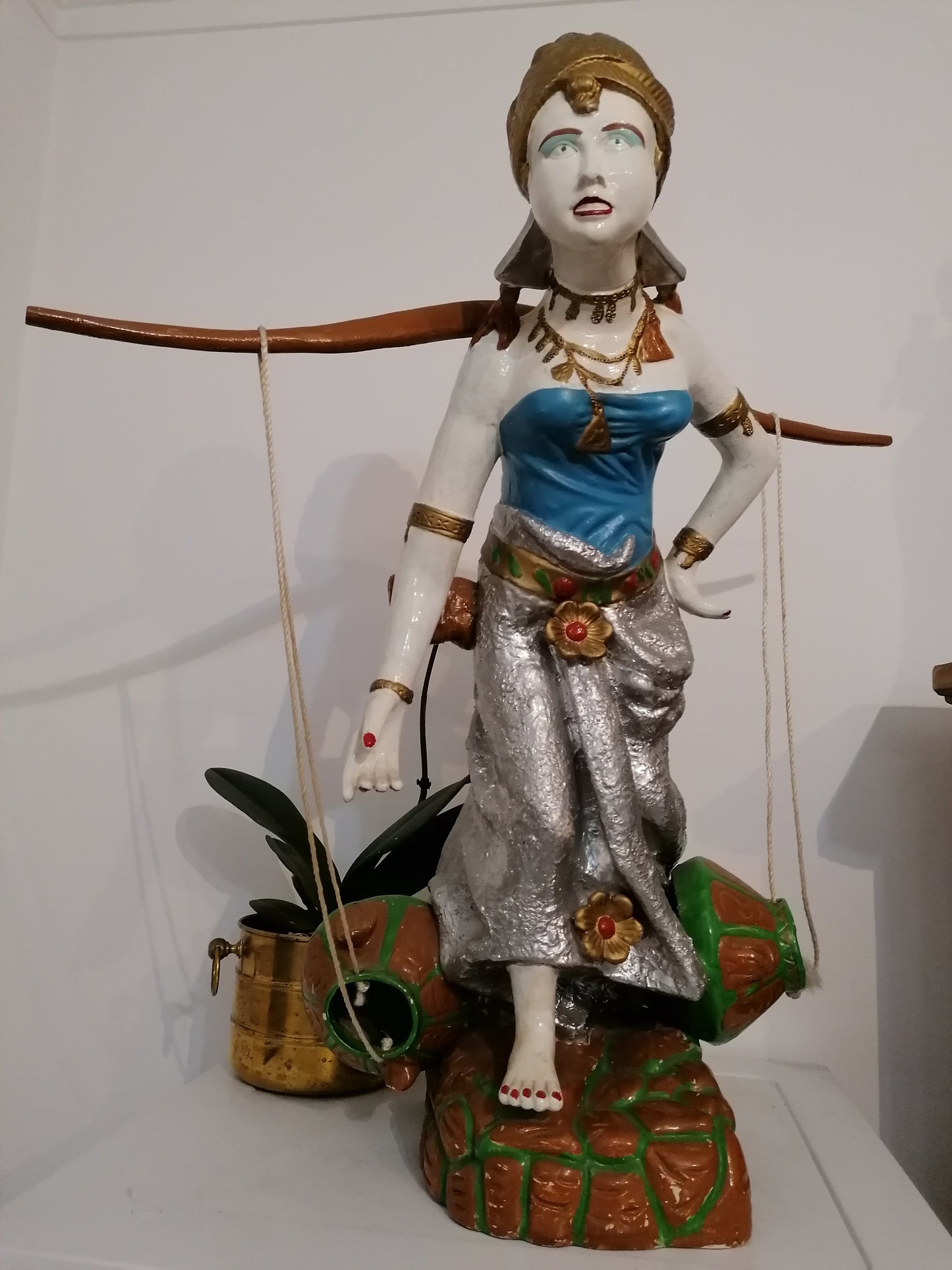 Mulher a Carregar Baldes de Água