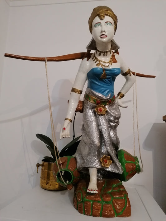 Mulher a Carregar Baldes de Água