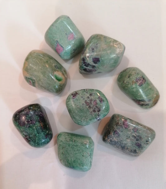 Pedra rolada de Rubi em Fucsita natural com manchas vermelhas sobre base verde esmeralda