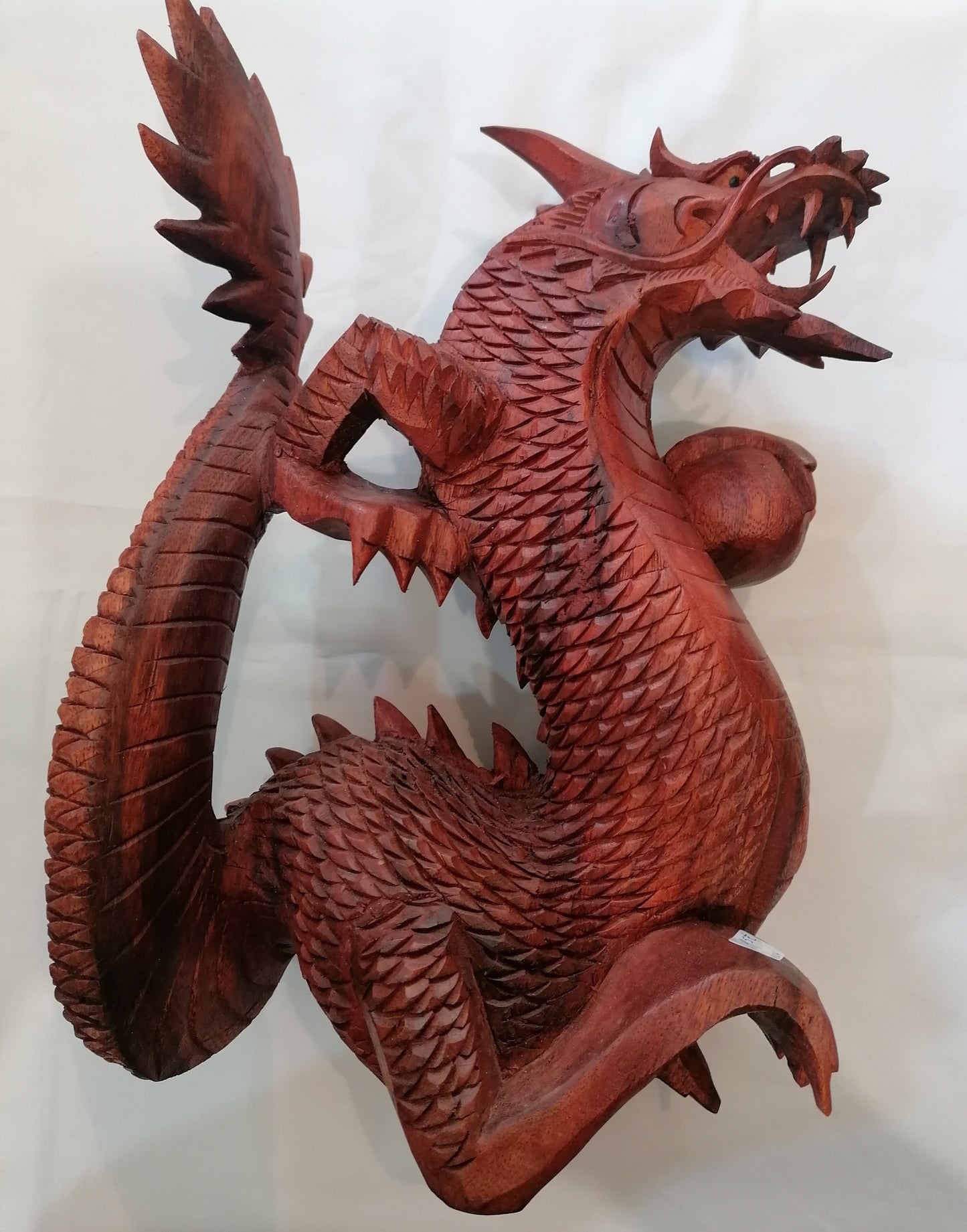 Dragão talhado em madeira  -  33x23 cm