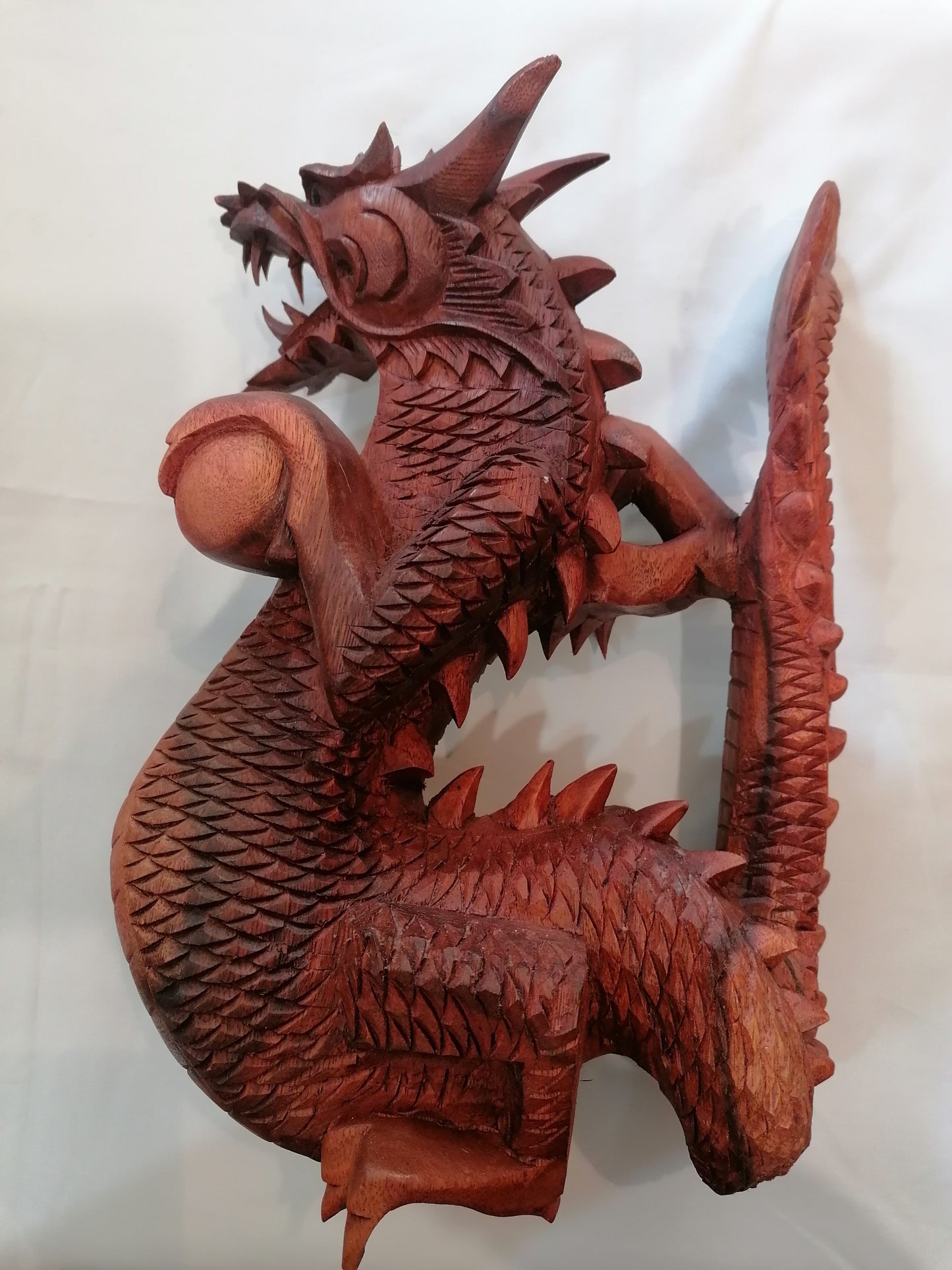 Dragão talhado em madeira  -  33x23 cm