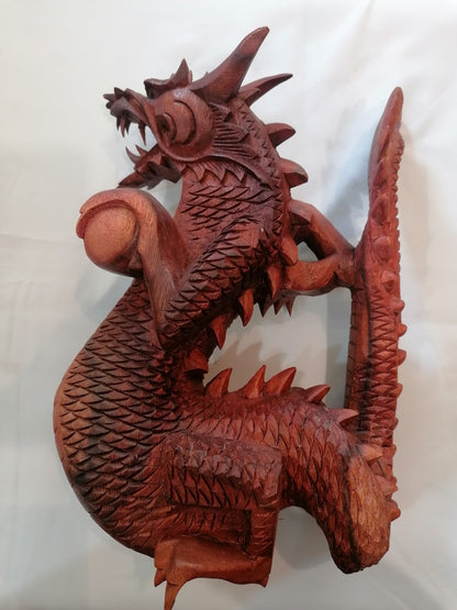 Dragão talhado em madeira  -  33x23 cm