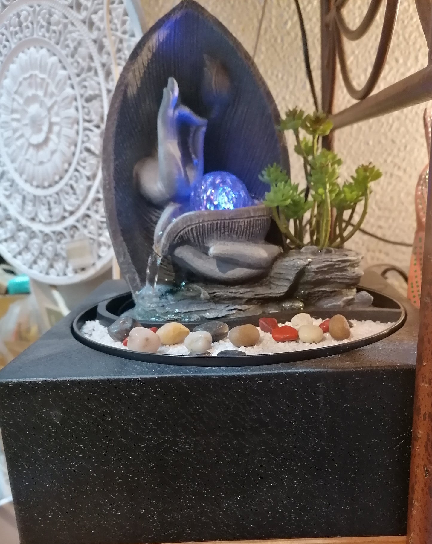 Fonte Feng Shui Jardim Zen com Mudra e Bola de Cristal com Luz LED – 23x23x28 cm