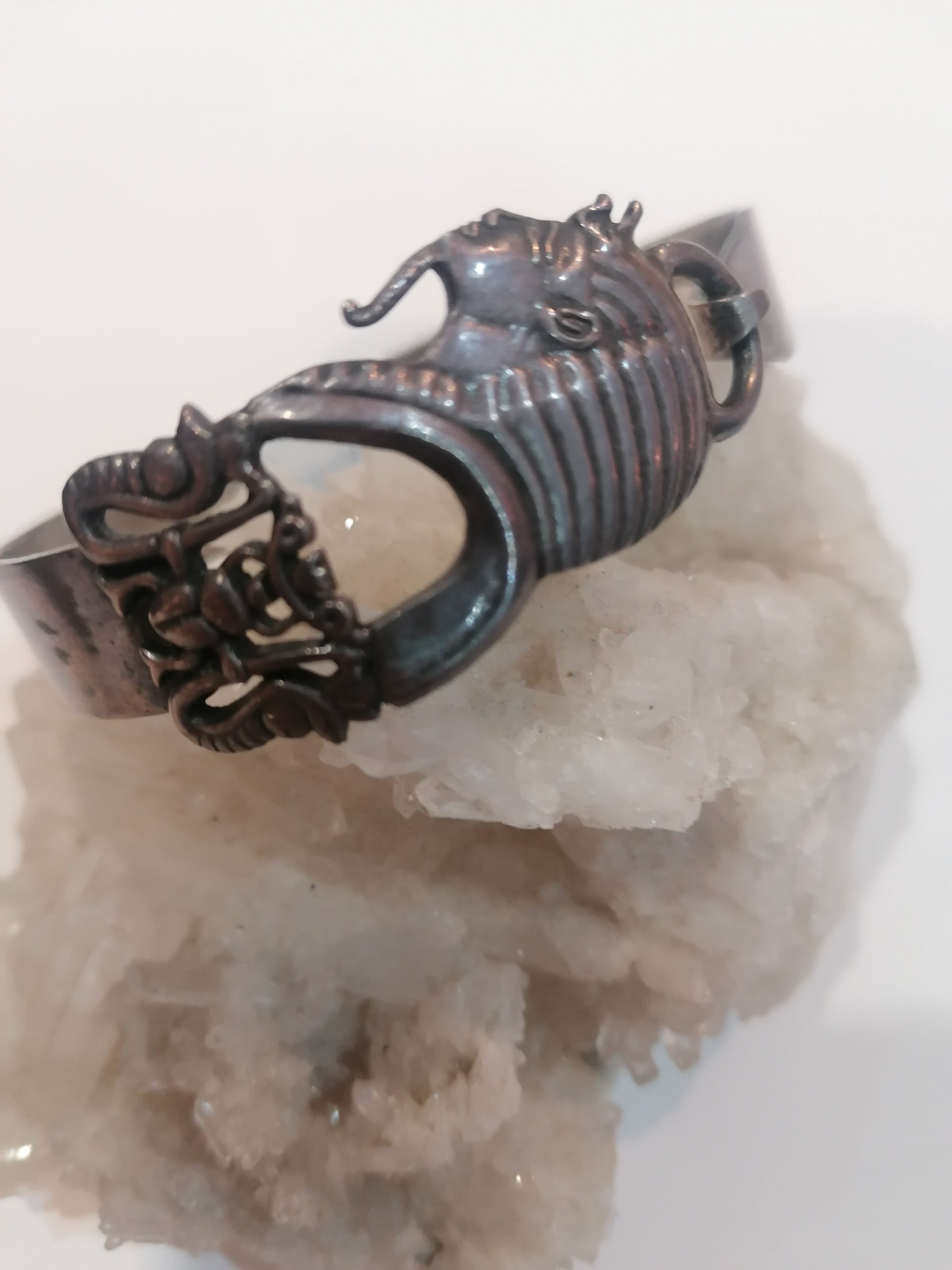  Pulseira artesanal em prata feita à mão com detalhes esculpidos do Faraó Tutankamon estilo amuleto egípcio.