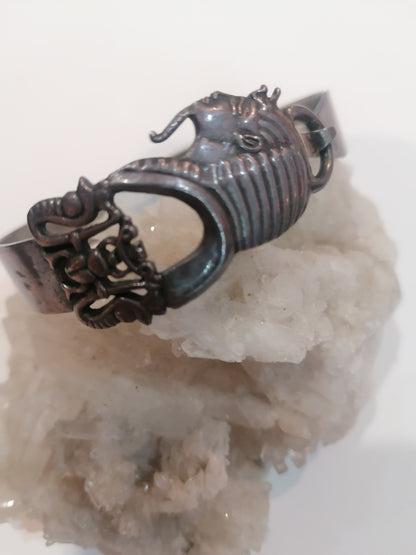  Pulseira artesanal em prata feita à mão com detalhes esculpidos do Faraó Tutankamon estilo amuleto egípcio.
