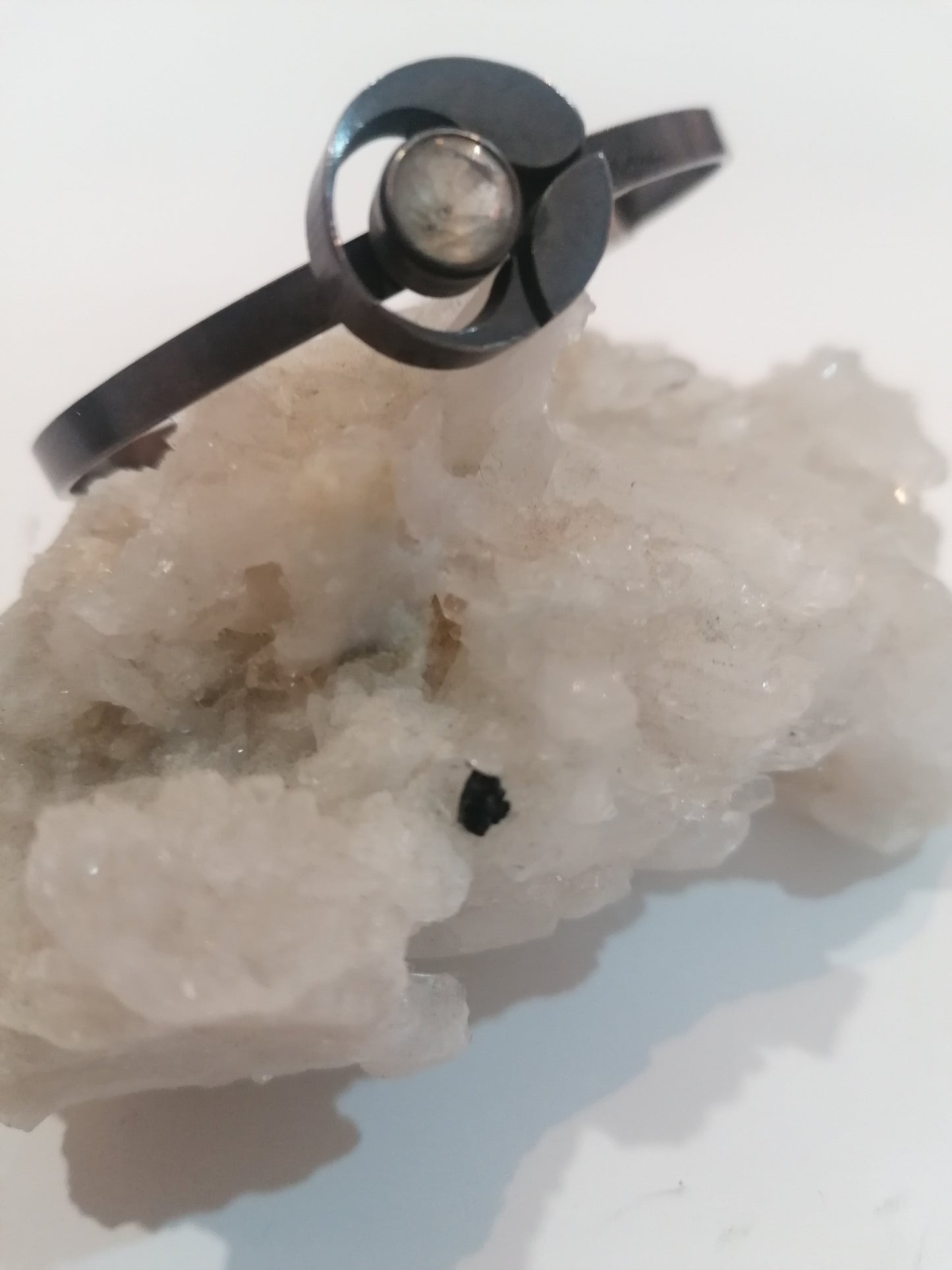Pulseira de prata fina com cristal lapidado em formato de flor detalhado