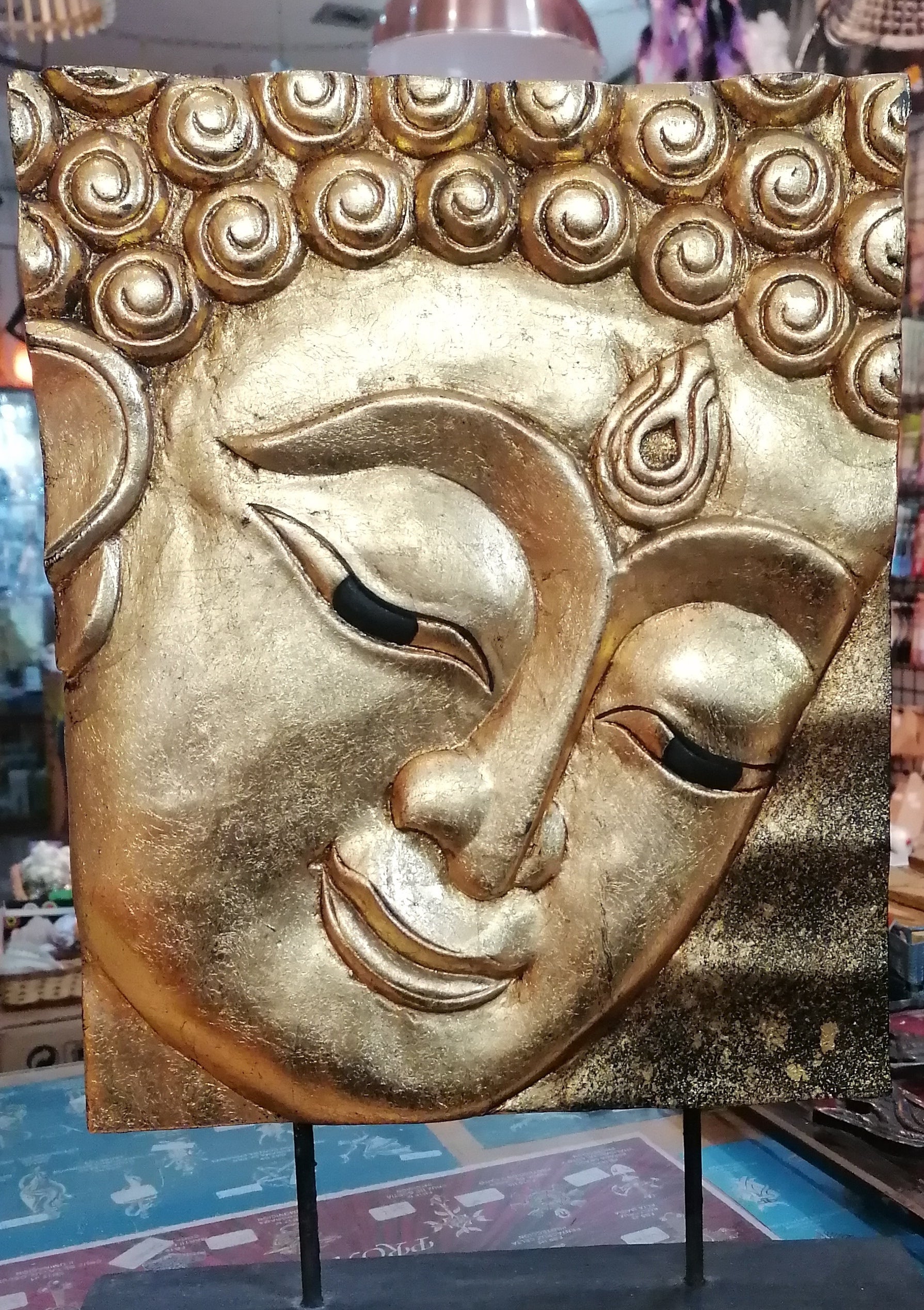 Buda dourado em suporte de madeira com face decorativa suspensa símbolo de paz e harmonia espiritual