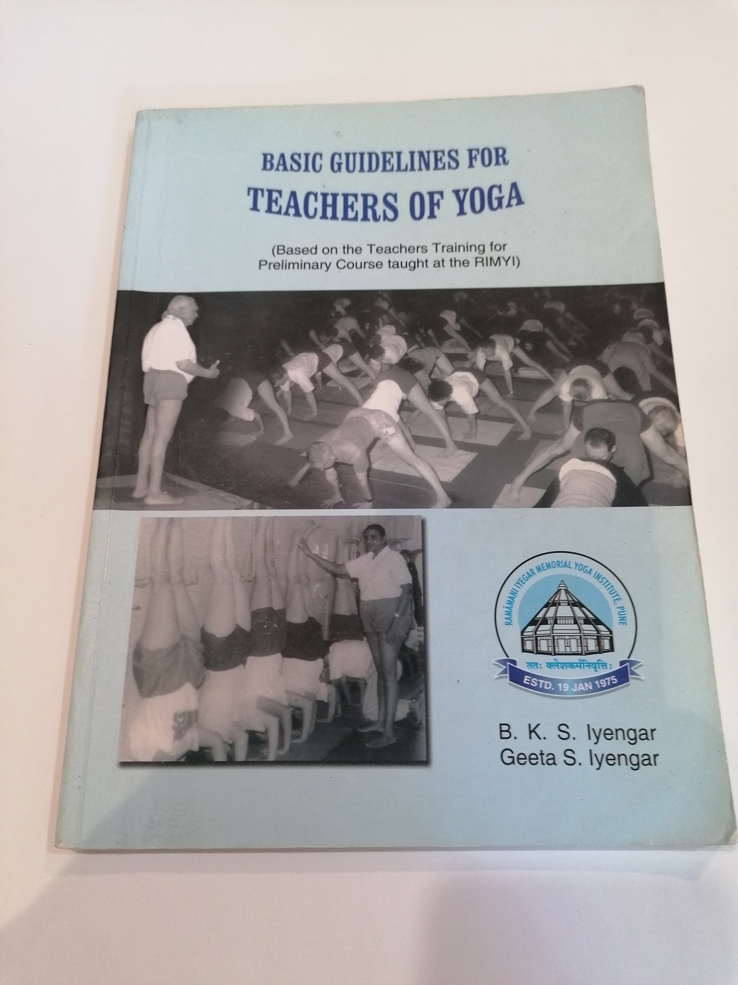Manual para professores de Yoga de B.K.S. Iyengar, capa clássica com o mestre em posturas de yoga.