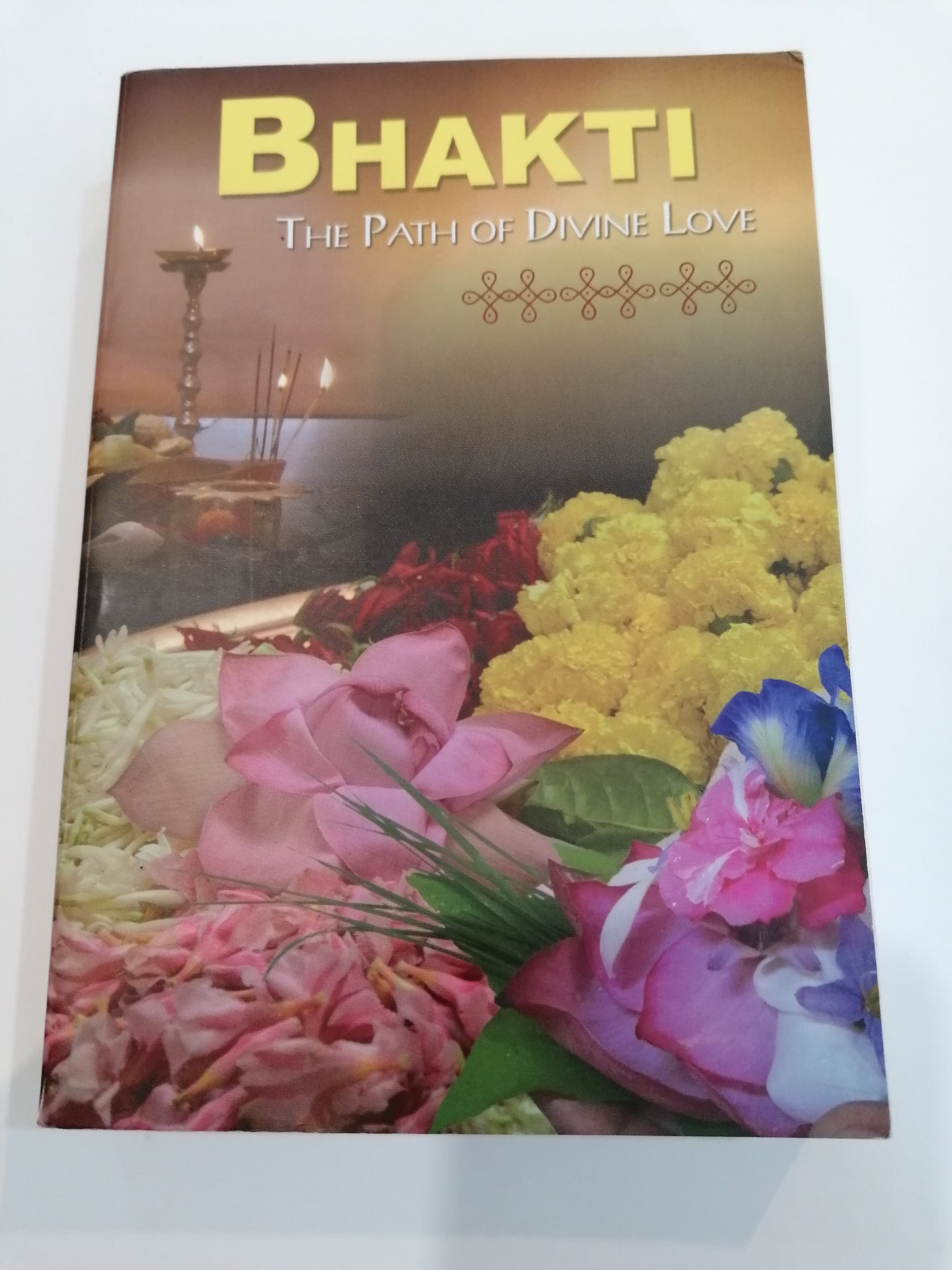 Livro de Prabhupada sobre o yoga da devoção, capa com imagem devocional ou espiritual.
