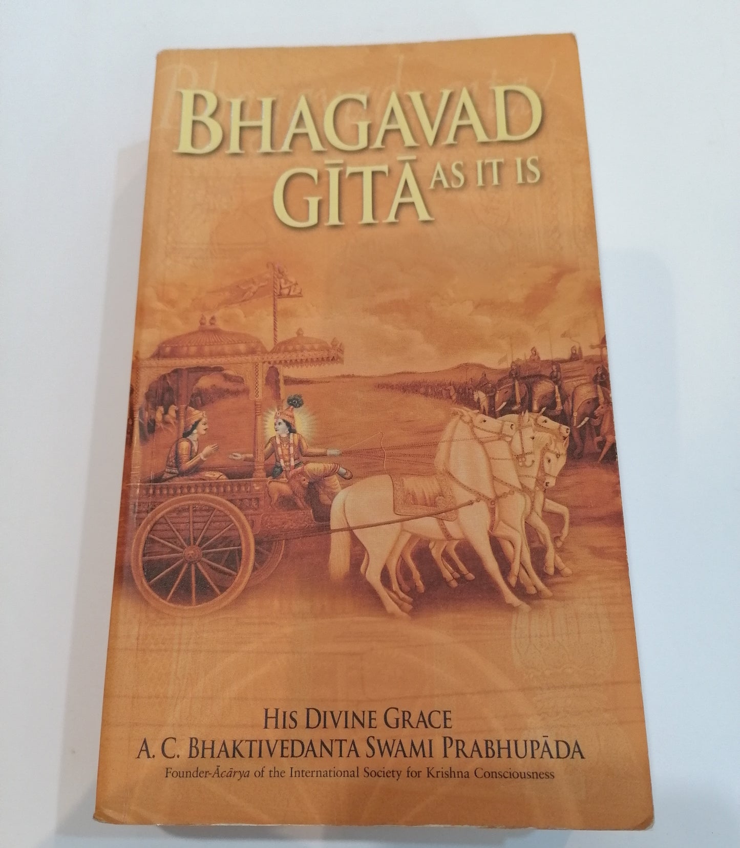 Edição completa de Bhaktivedanta da Bhagavad Gita, capa icónica com Krishna e Arjuna no campo de batalha.