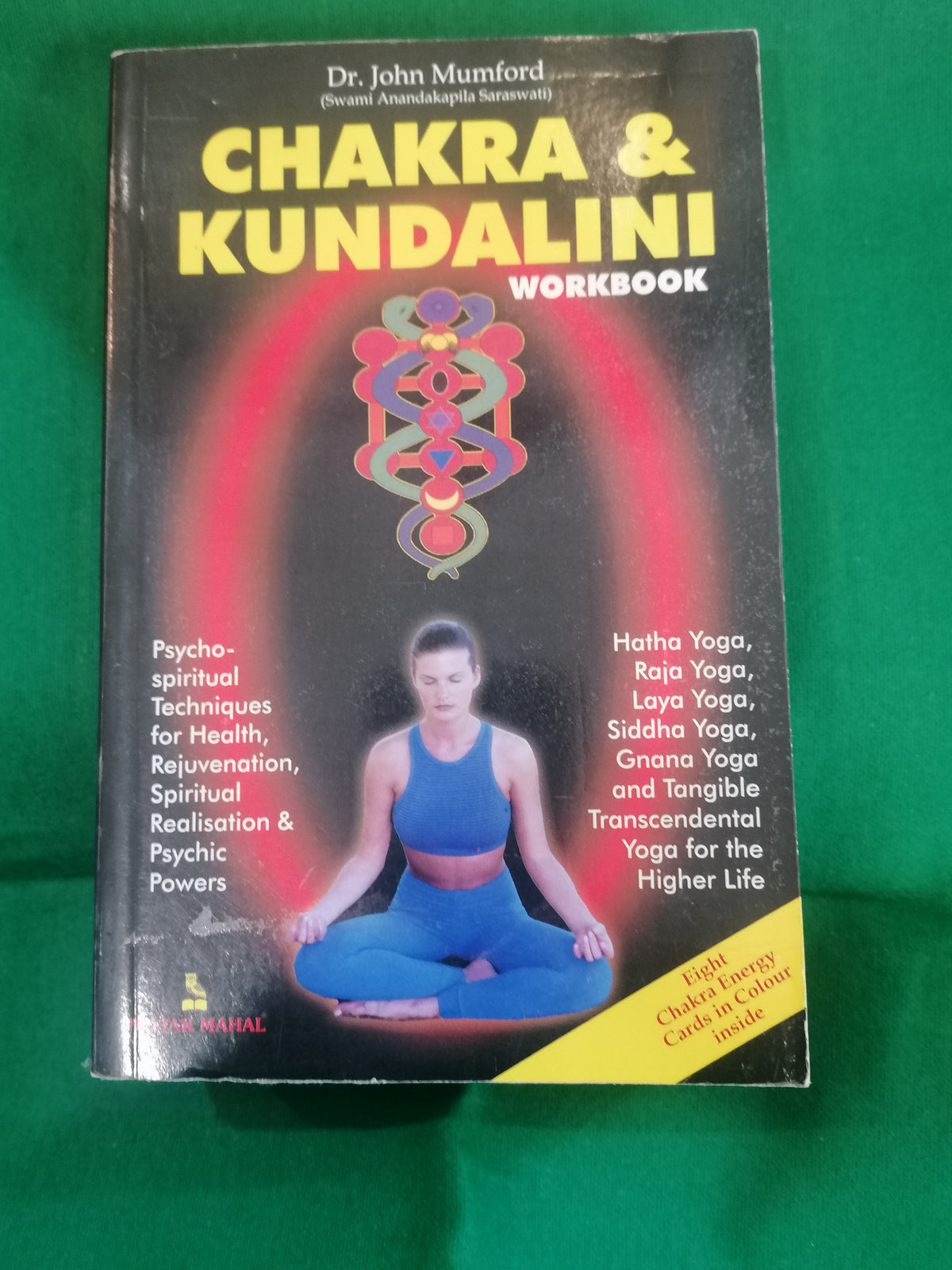 Capa do livro Chakras e Kundalini do Dr. John Mumford em alta resolução com diagrama dos centros energéticos.
