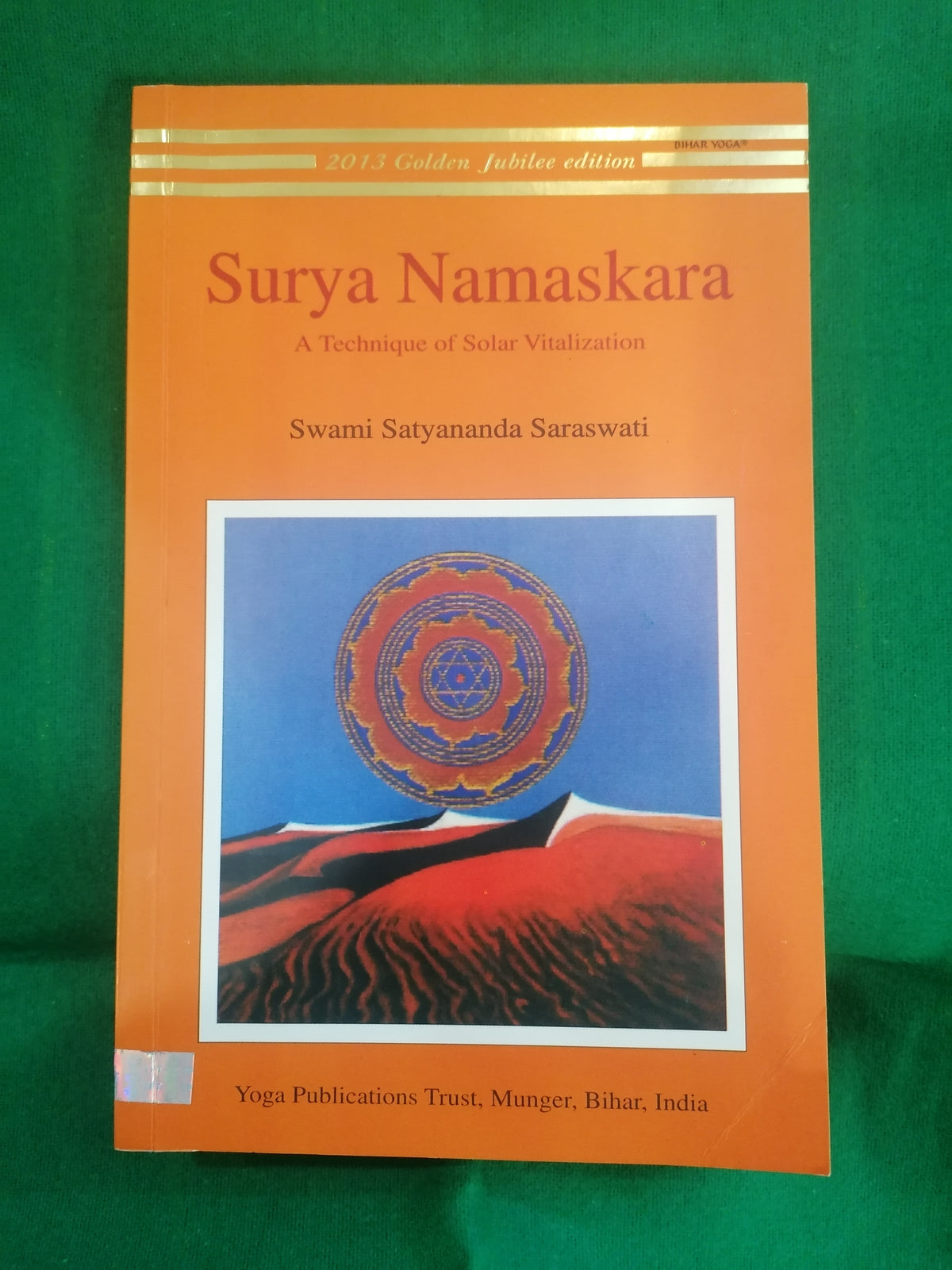 Capa do livro Surya Namaskara A Technique of Solar Vitalization de Swami Satyananda Saraswati com ilustração da Saudação ao Sol.