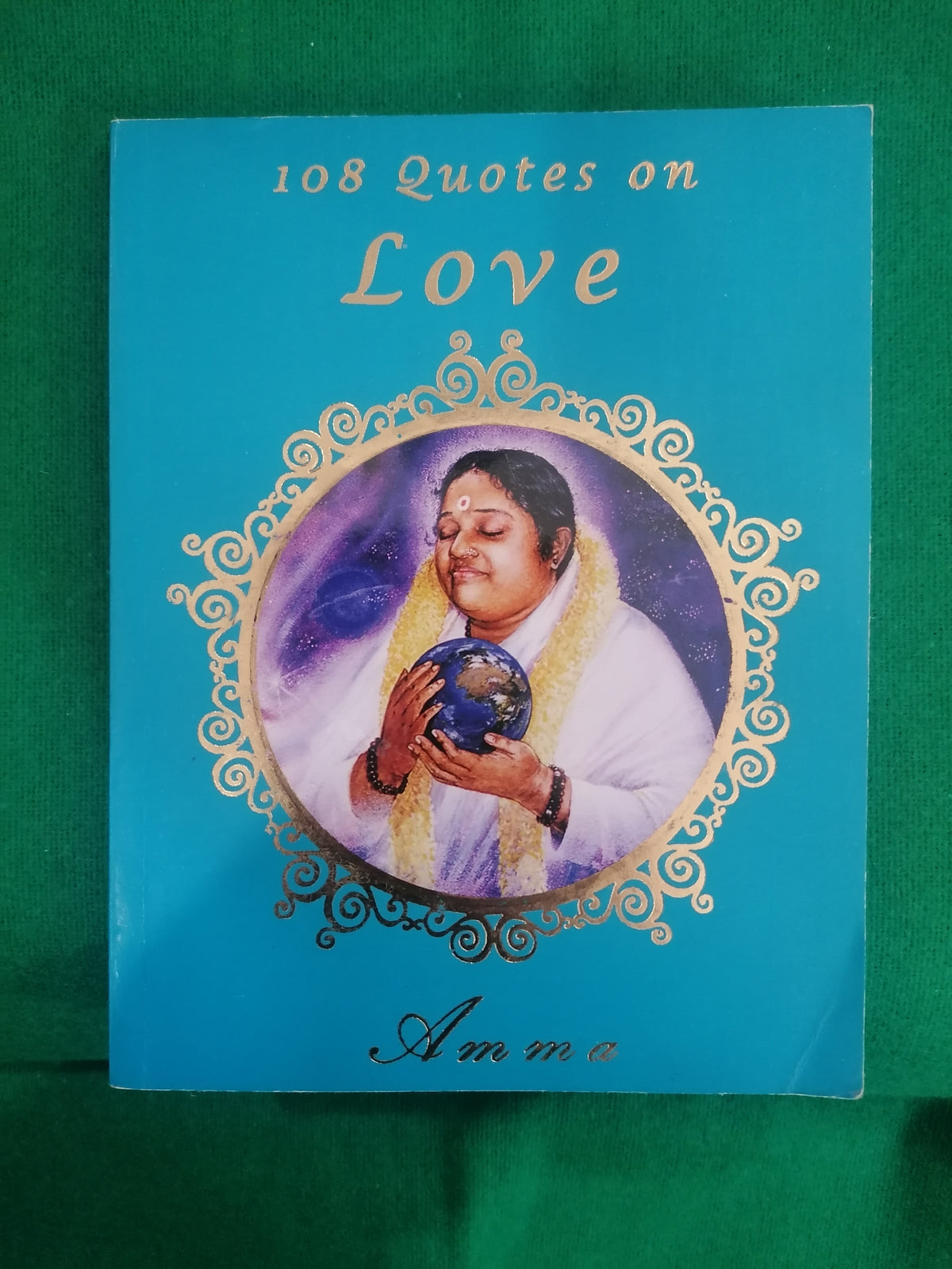 Capa do livro de bolso 108 Quotes on Love escrito por Sri Mata Amritanandamayi Devi (Amma) em alta resolução.