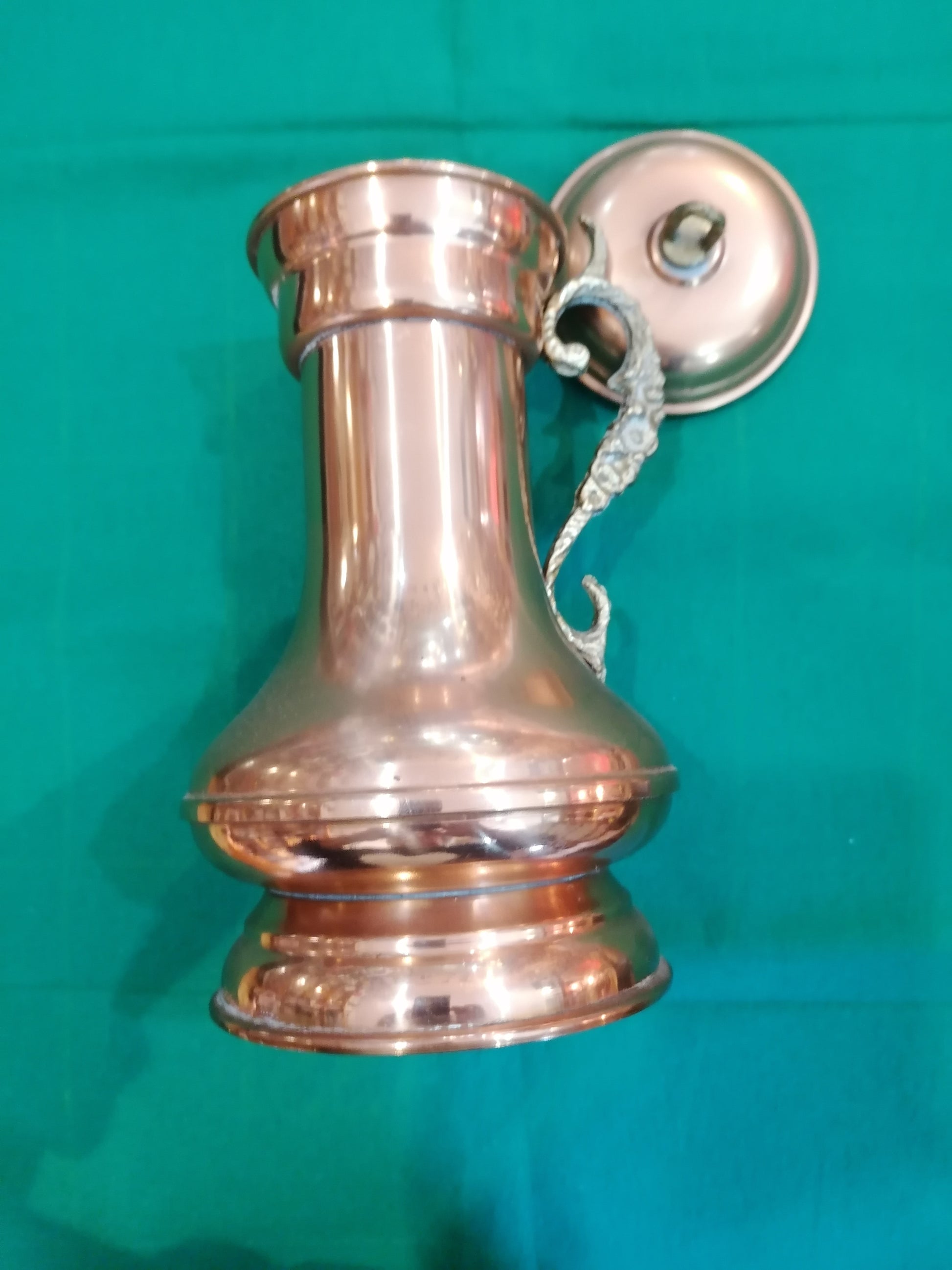 Pote antigo em cobre brilhante de 28 cm com pega em latão da marca Metalútil