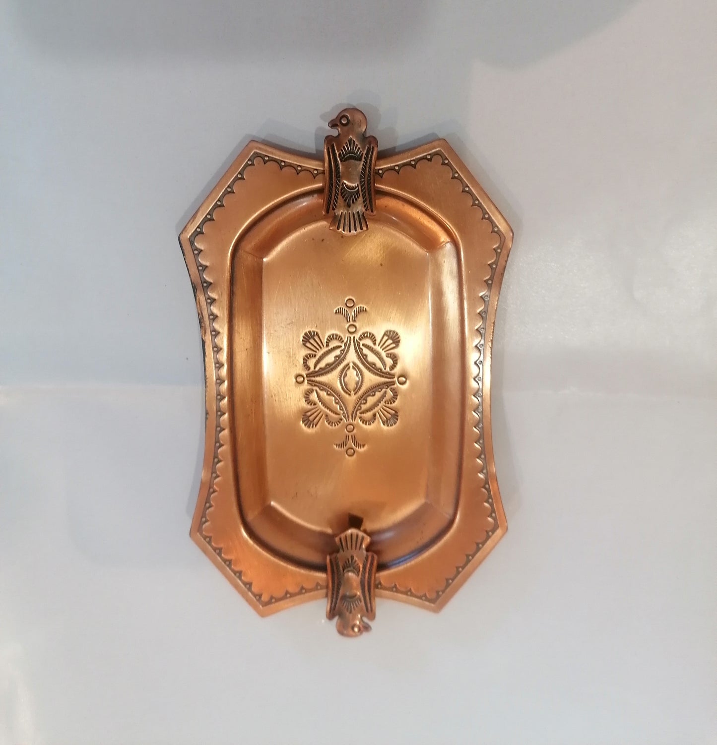 Cinzeiro vintage em cobre com símbolo Thunderbird da Rota 66 estilo Fred Harvey.