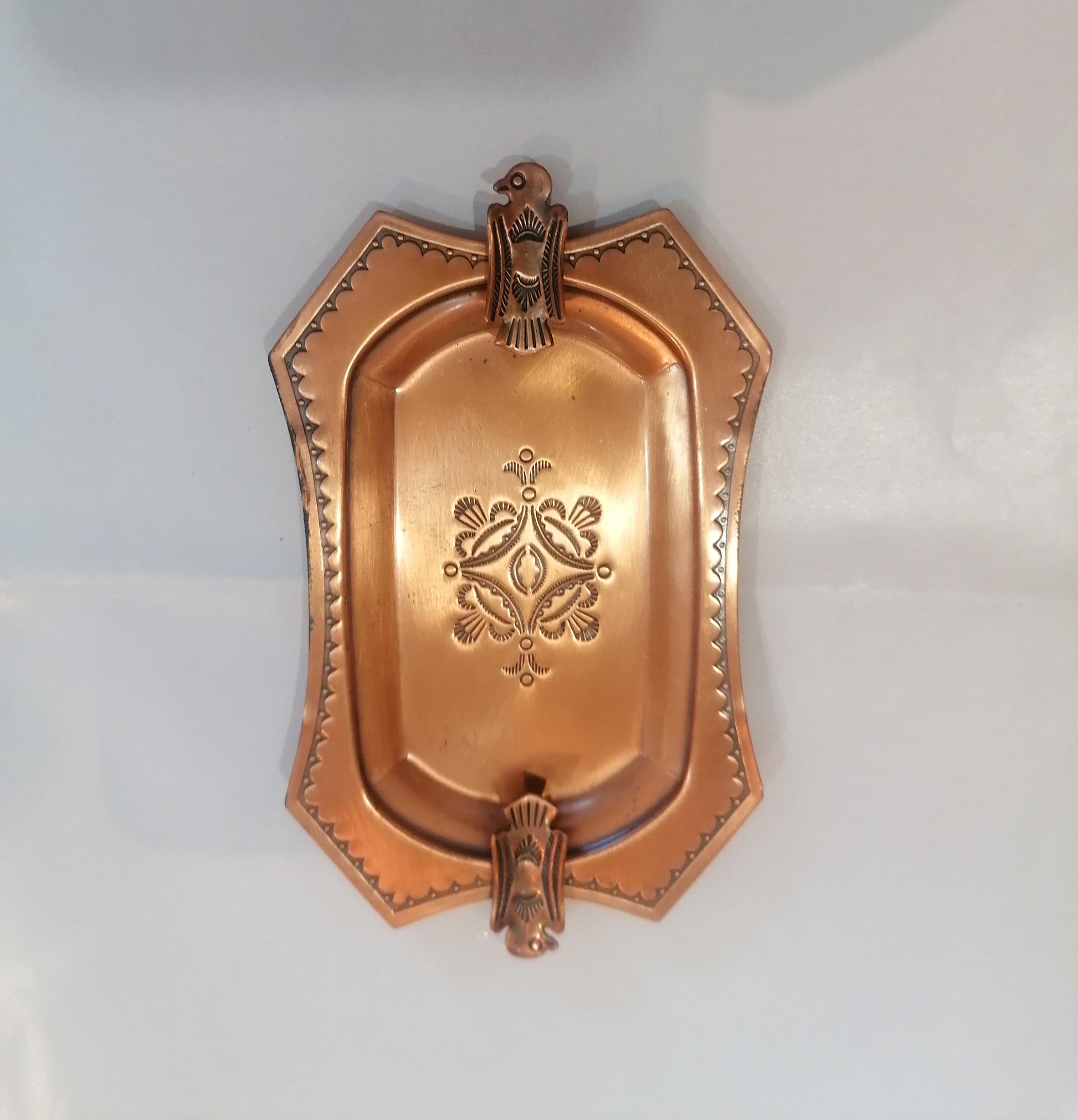 Cinzeiro vintage em cobre com símbolo Thunderbird da Rota 66 estilo Fred Harvey.