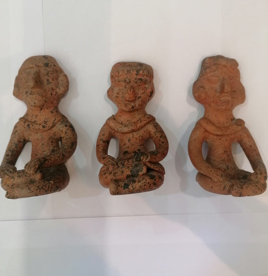 Trio de estatuetas olmecas em barro rustico de 13cm sentadas de pernas cruzadas