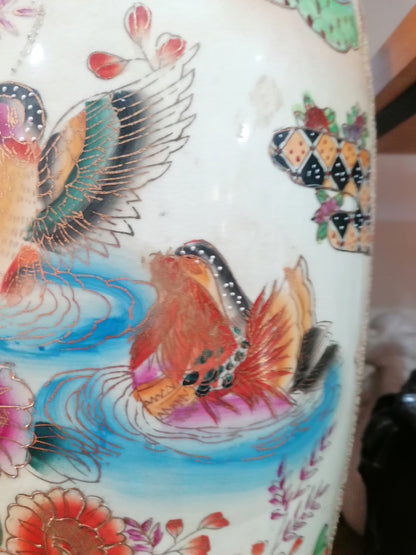 Detalhe em relevo de Fenix na lateral de vaso mandarim antigo do século XIX