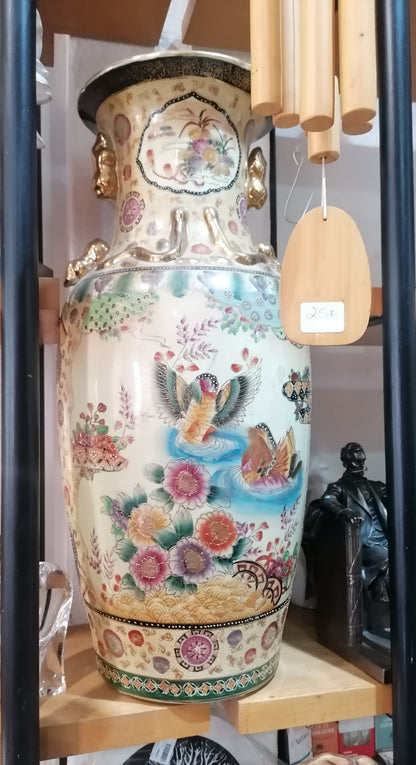 Vaso antigo chinês polícromo dourado de finais de 1800 com pintura de Fénix e relevos laterais, 62x27 cm
