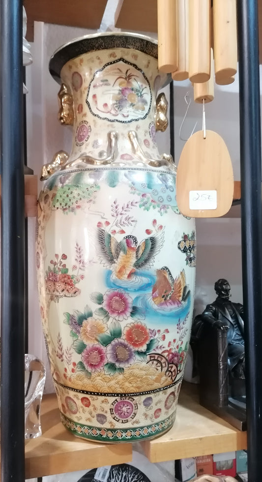 Vaso antigo chinês polícromo dourado de finais de 1800 com pintura de Fénix e relevos laterais, 62x27 cm