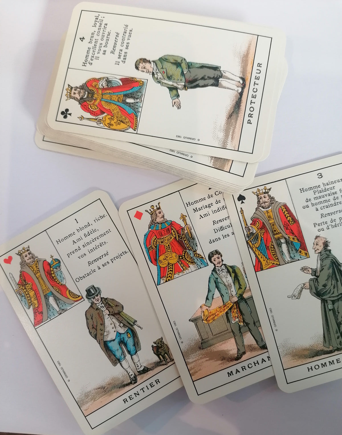 Cartas impecáveis e sem uso do baralho antigo Le Petit Cartomancien.