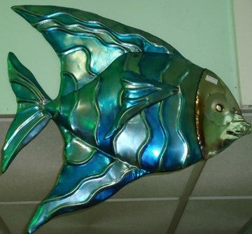 Aplique de parede decorativo em metal com formato de peixe Diodon pintado de azul-marinho, escultura tridimensional suspensa para interiores.