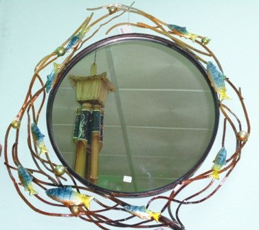 Espelho decorativo redondo com moldura em ferro forjado decorada com cardume de sardinhas azuis e amarelas pintadas à mão estilo costeiro.