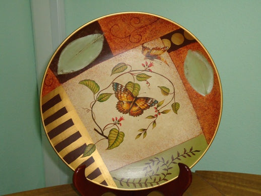 Prato decorativo redondo de cerâmica de 35cm com ilustração vibrante de borboleta.