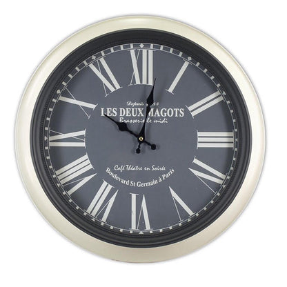  Relógio de parede redondo com fundo preto, contorno creme e números brancos, com a inscrição Les Deux Magots Paris escrita no mostrador.
