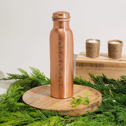 Garrafa de cobre puro 950ml com acabamento mate e símbolos dos 7 Chakras gravados. Garrafa ayurvédica artesanal para equilíbrio energético e água alcalina, estilo zen e elegante."