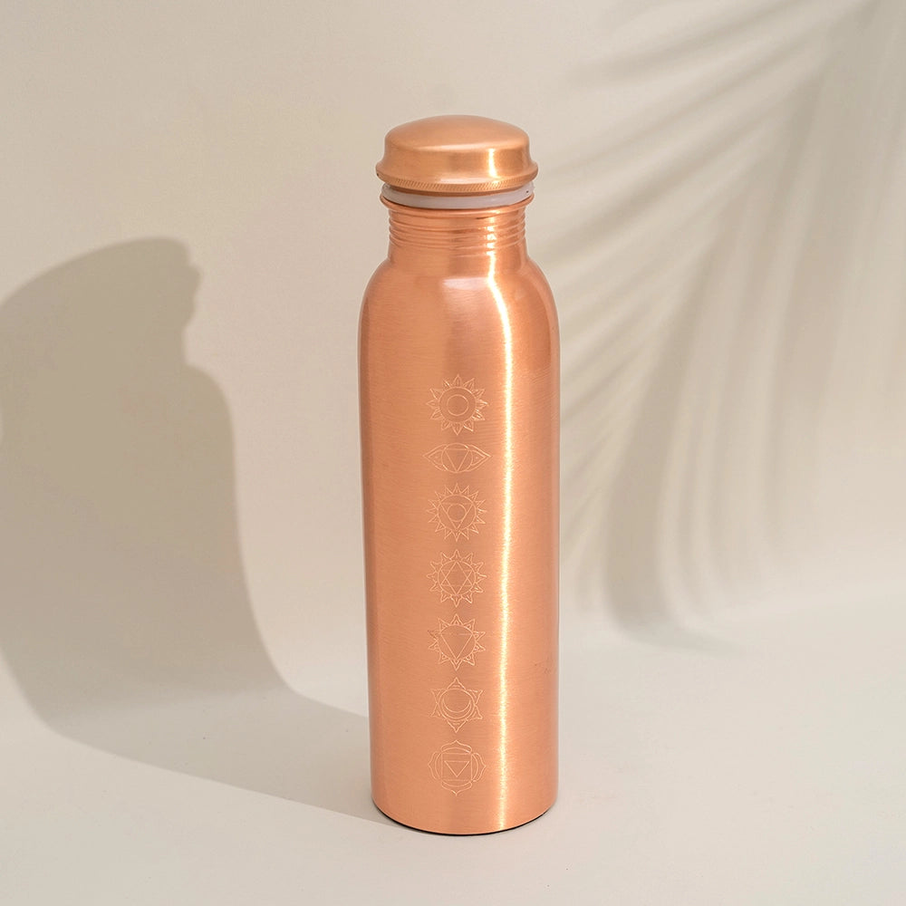 Garrafa de água de cobre puro artesanal com gravura dos 7 chakras e acabamento mate de 950 ml vista de frente.