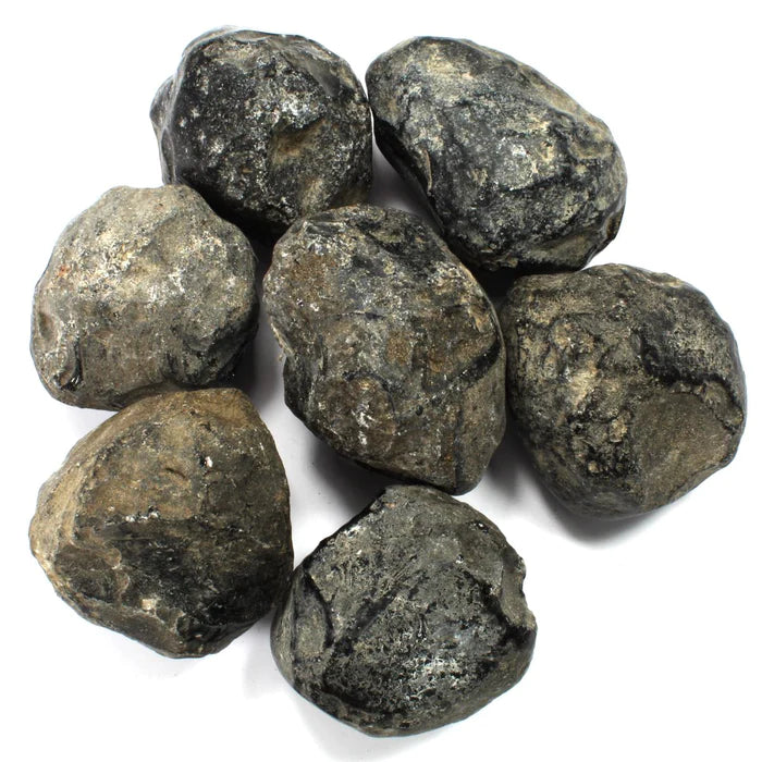 Pedra Lágrima de Apache, uma obsidiana negra arredondada e translúcida quando colocada contra a luz