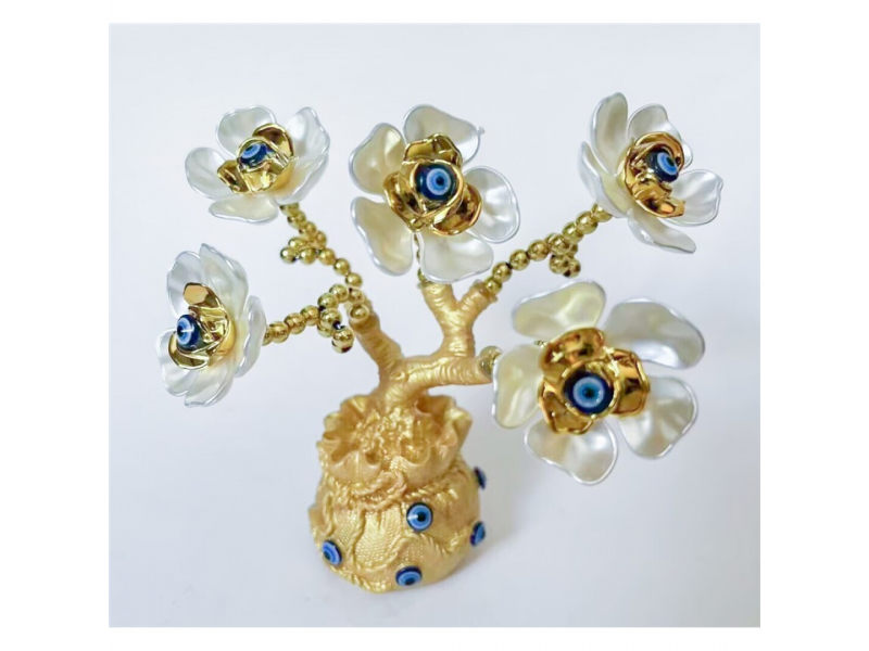Árvore da felicidade decorativa com acabamento dourado e flores em formato de amuleto azul de olho turco.