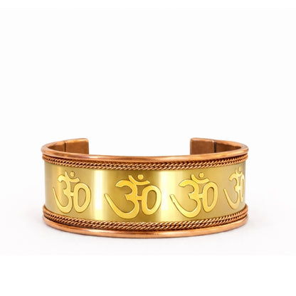 Braçadeira Om em Cobre e Latão – Pulseira Espiritual de Proteção e Energia