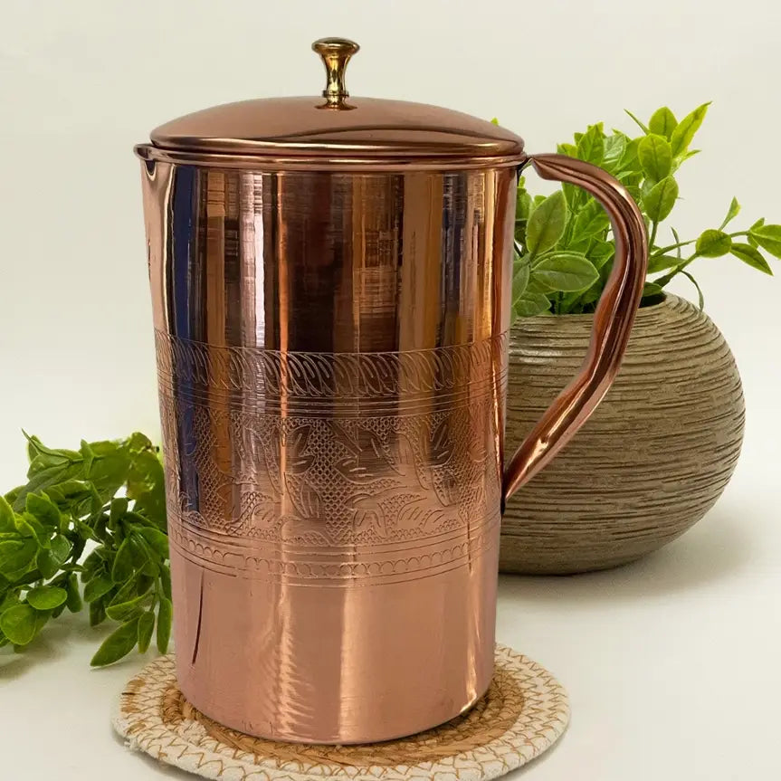 "Pote de cobre puro de 2 litros com tampa e padrão floral gravado à mão. Jarro artesanal premium para água alcalina, peça decorativa luxuosa de design indiano para cozinha e bem-estar."