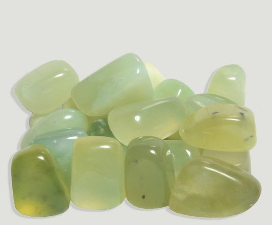 Pedra Jade verde polida com textura suave, símbolo de serenidade e diplomacia