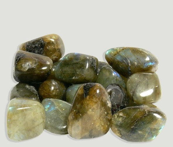 Cristal Labradorite polido exibindo reflexos azuis e dourados intensos sob a luz, simbolizando proteção e cura